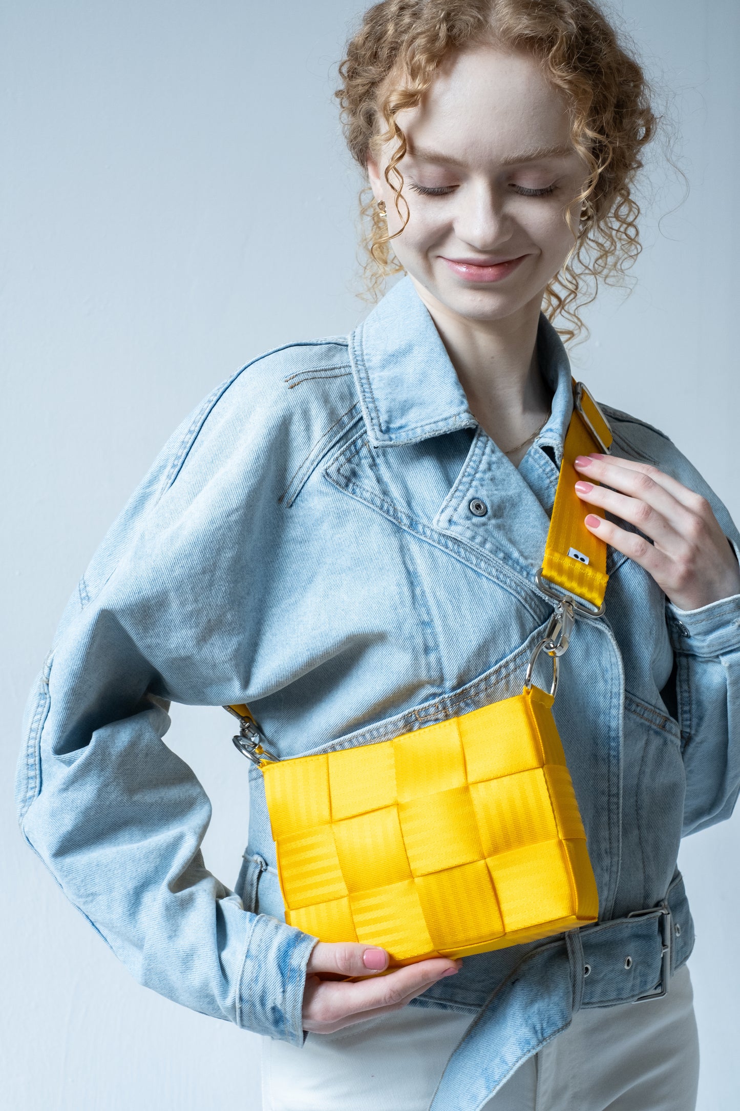 Torebka pleciona z pasów samochodowych | ŻÓŁTY