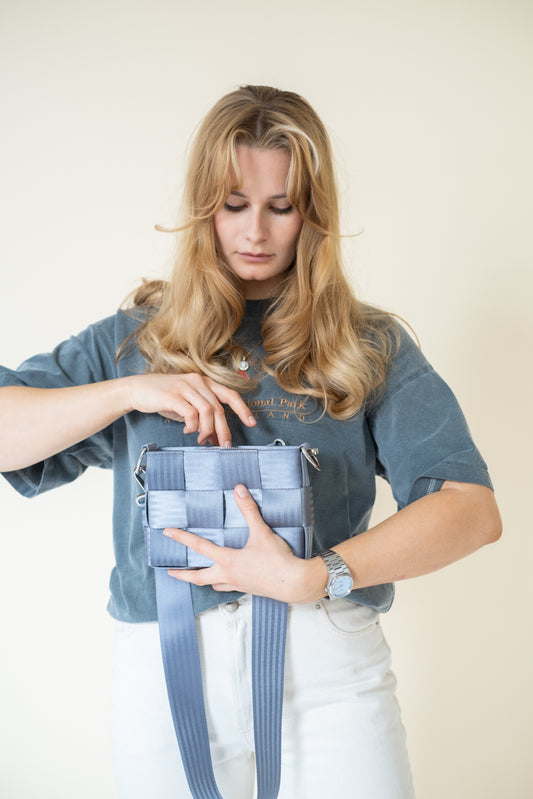 Torebka pleciona z pasów samochodowych | GOŁĘBIA SZAROŚĆ