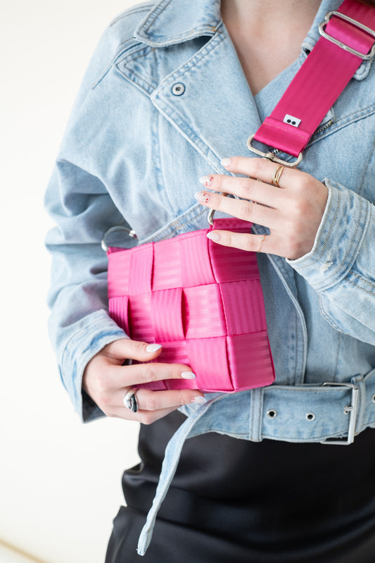 Torebka pleciona z pasów samochodowych | RÓŻ