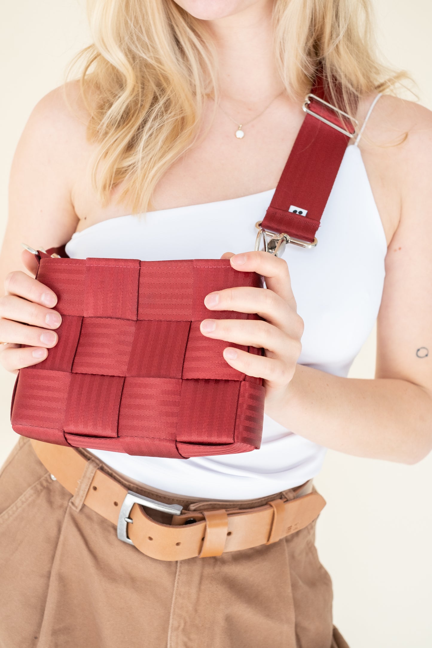 Torebka pleciona z pasów samochodowych | BORDO