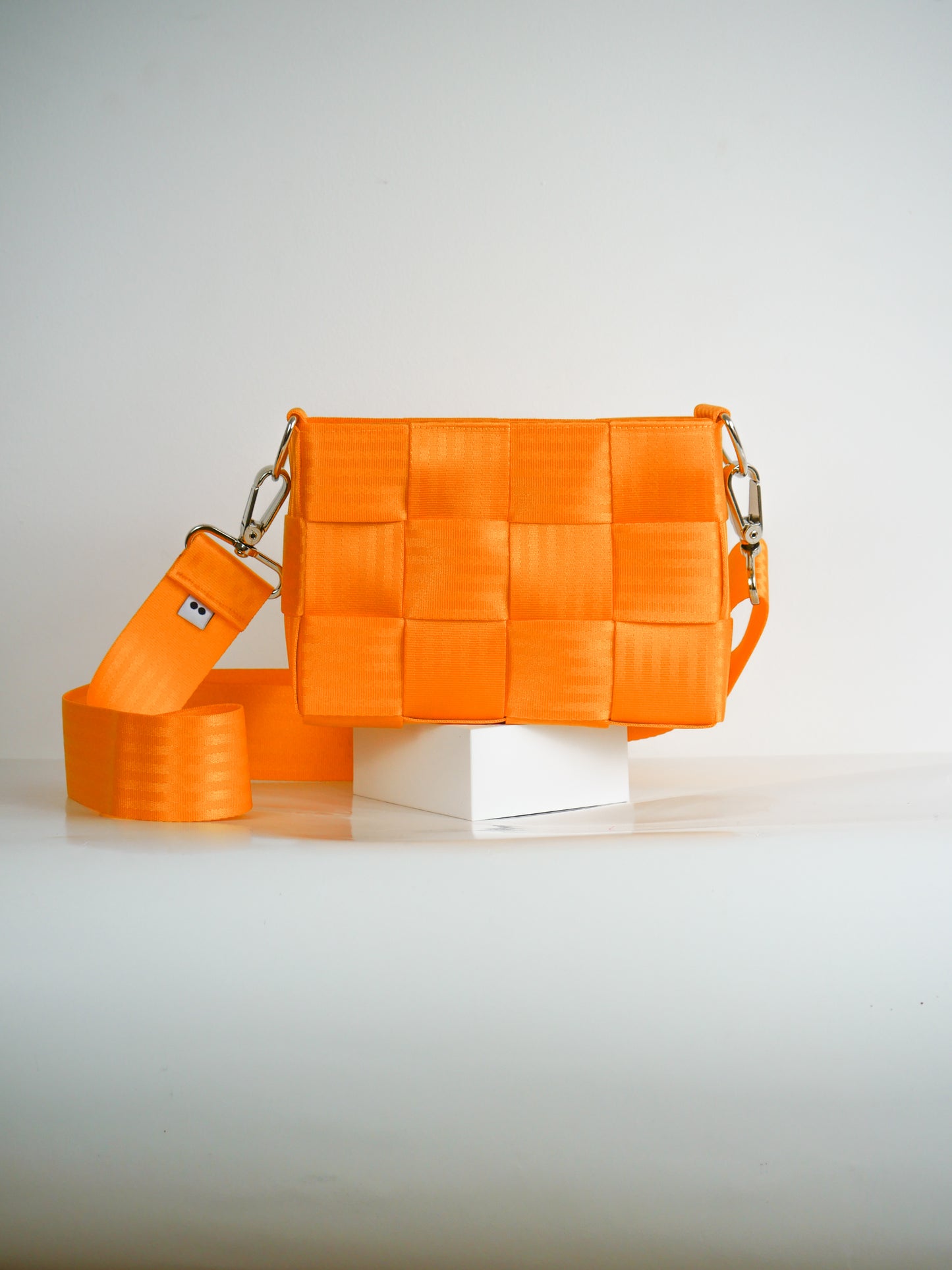 Torebka pleciona z pasów samochodowych | APEROL