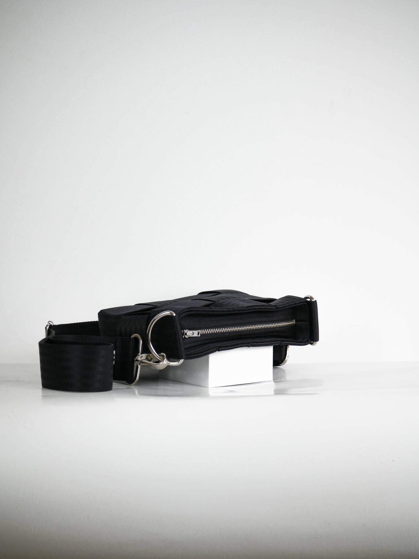 Torebka pleciona z pasów samochodowych | BLACK