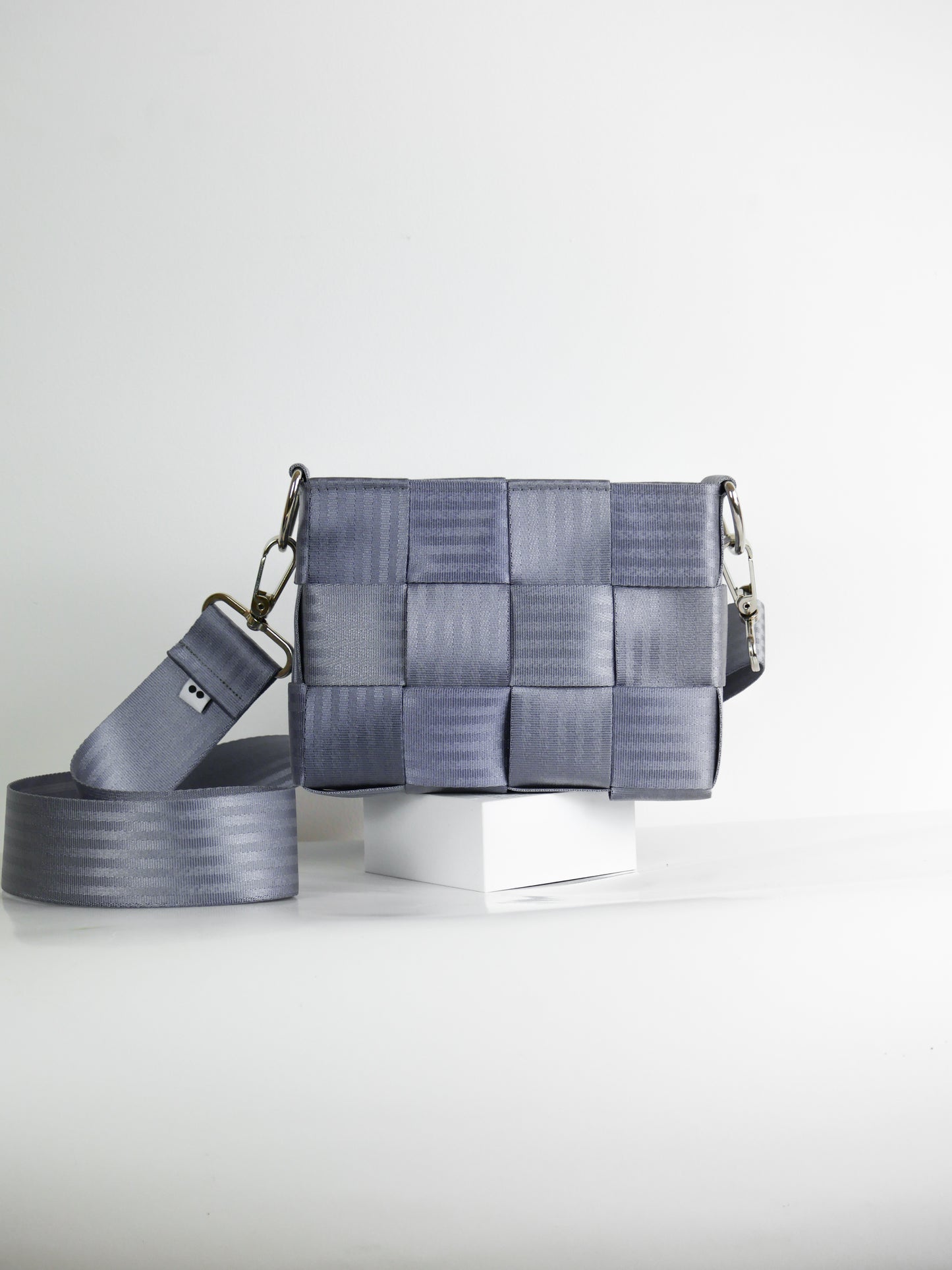 Torebka pleciona z pasów samochodowych | GOŁĘBIA SZAROŚĆ