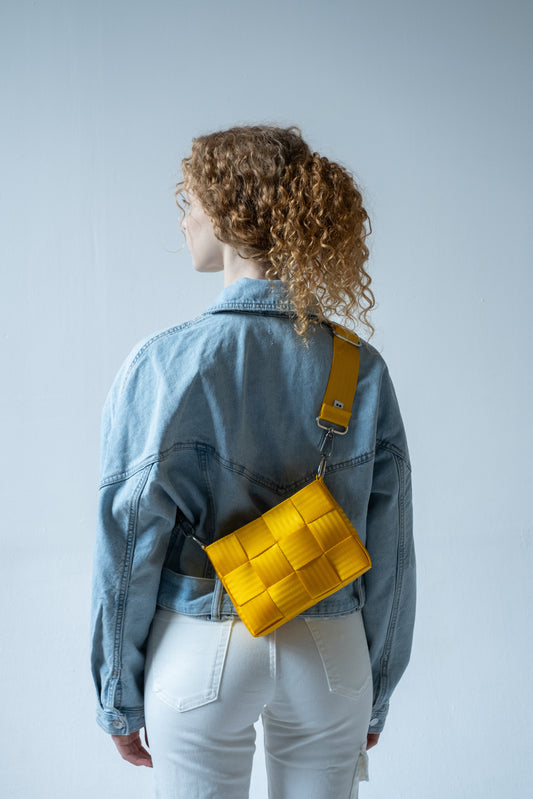 Torebka pleciona z pasów samochodowych | ŻÓŁTY