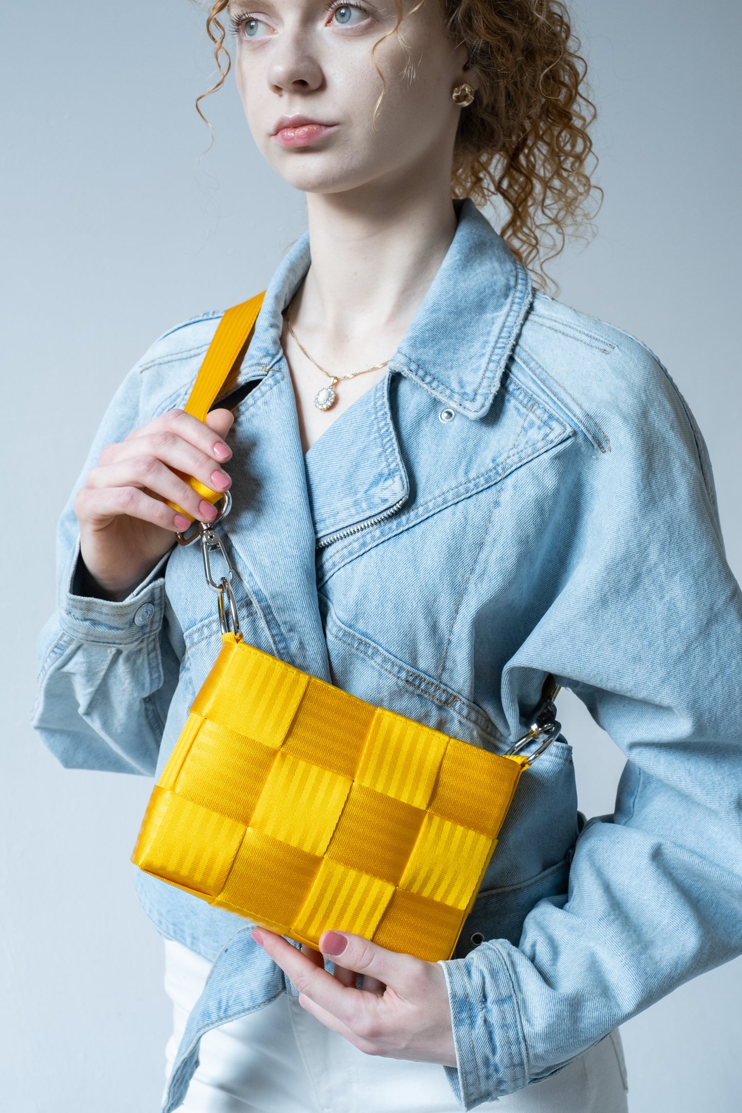 Torebka pleciona z pasów samochodowych | ŻÓŁTY