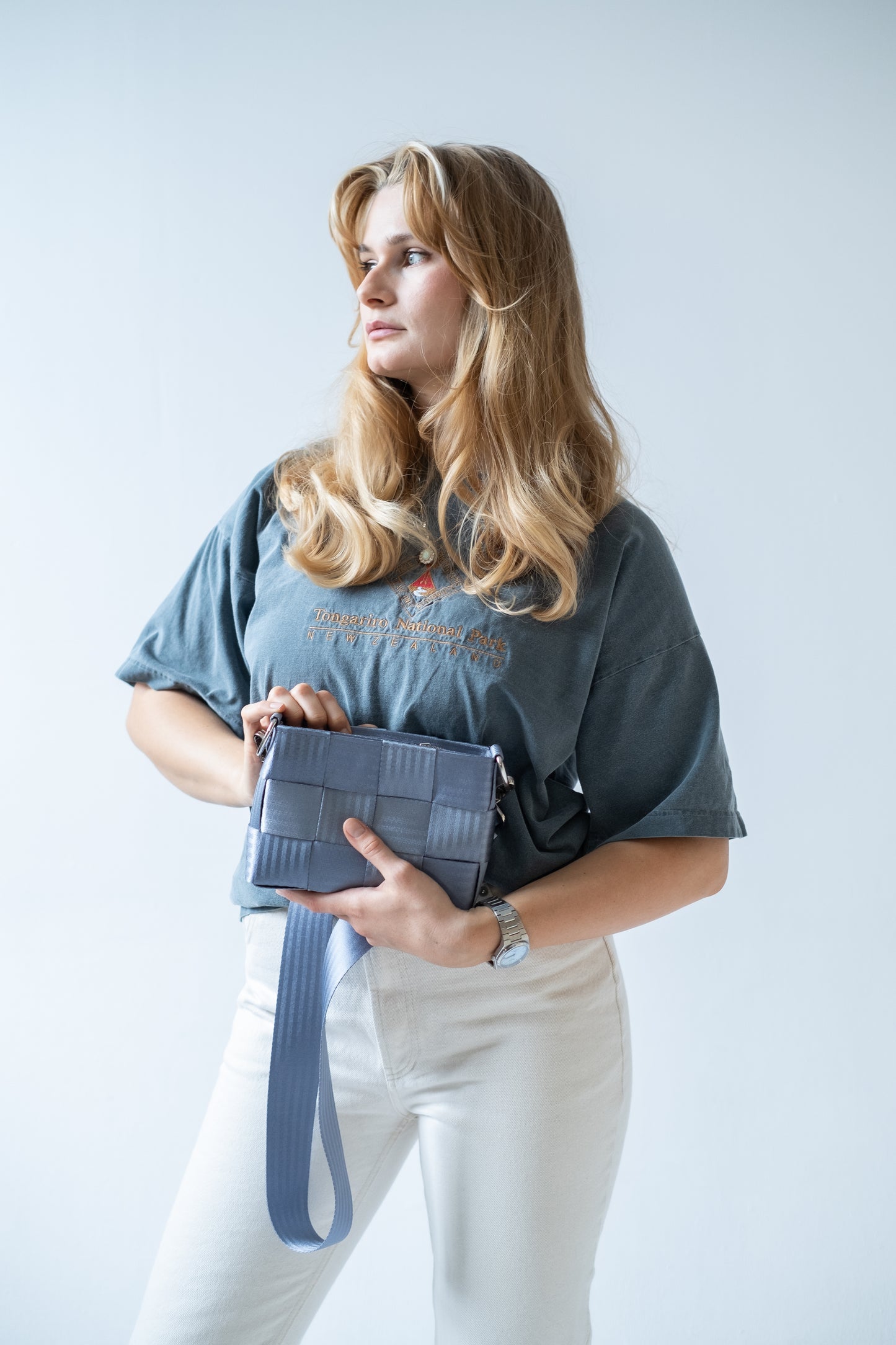 Torebka pleciona z pasów samochodowych | GOŁĘBIA SZAROŚĆ