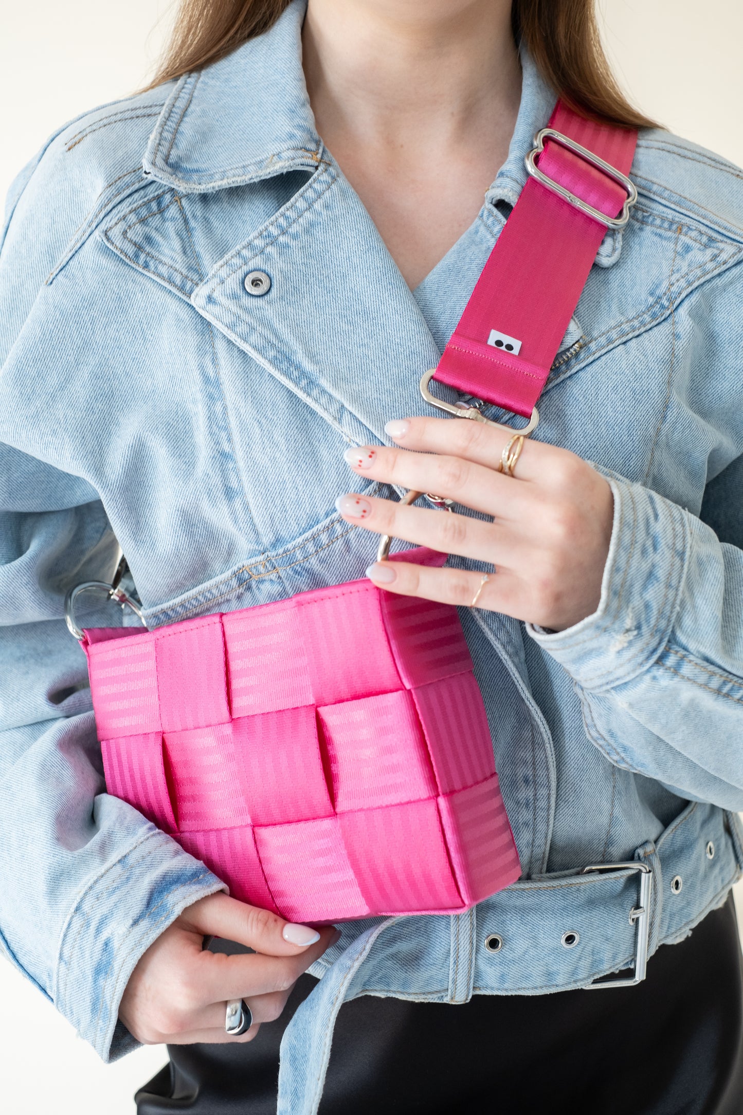 Torebka pleciona z pasów samochodowych | RÓŻ