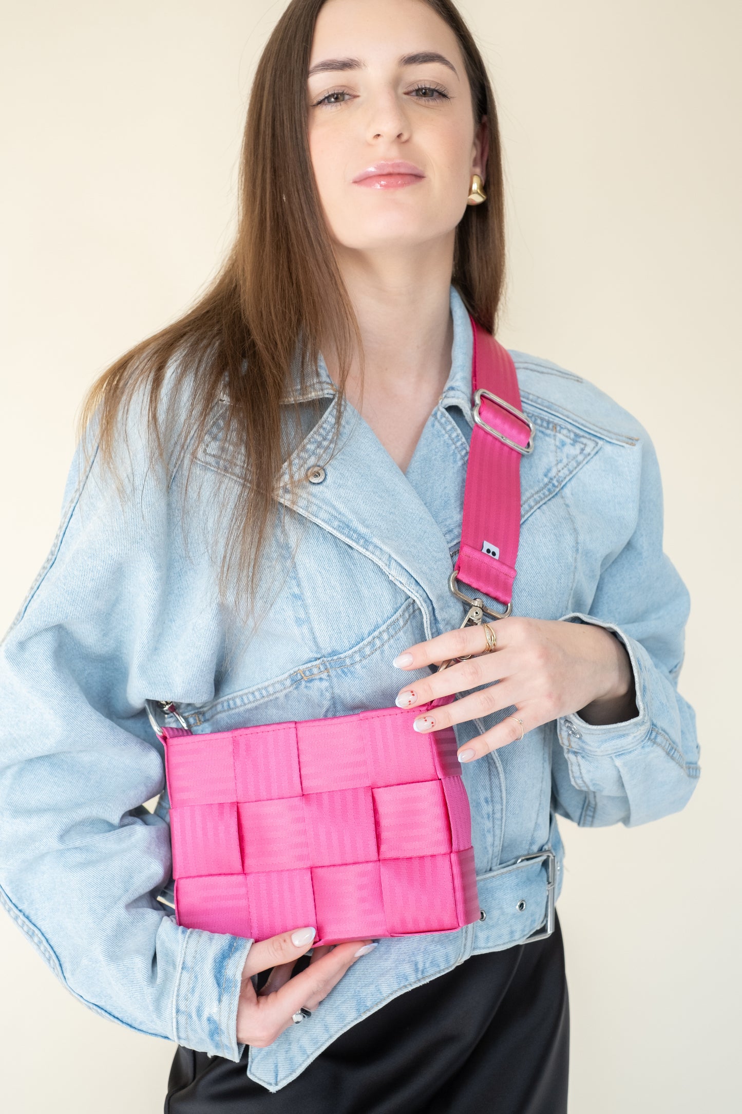 Torebka pleciona z pasów samochodowych | RÓŻ