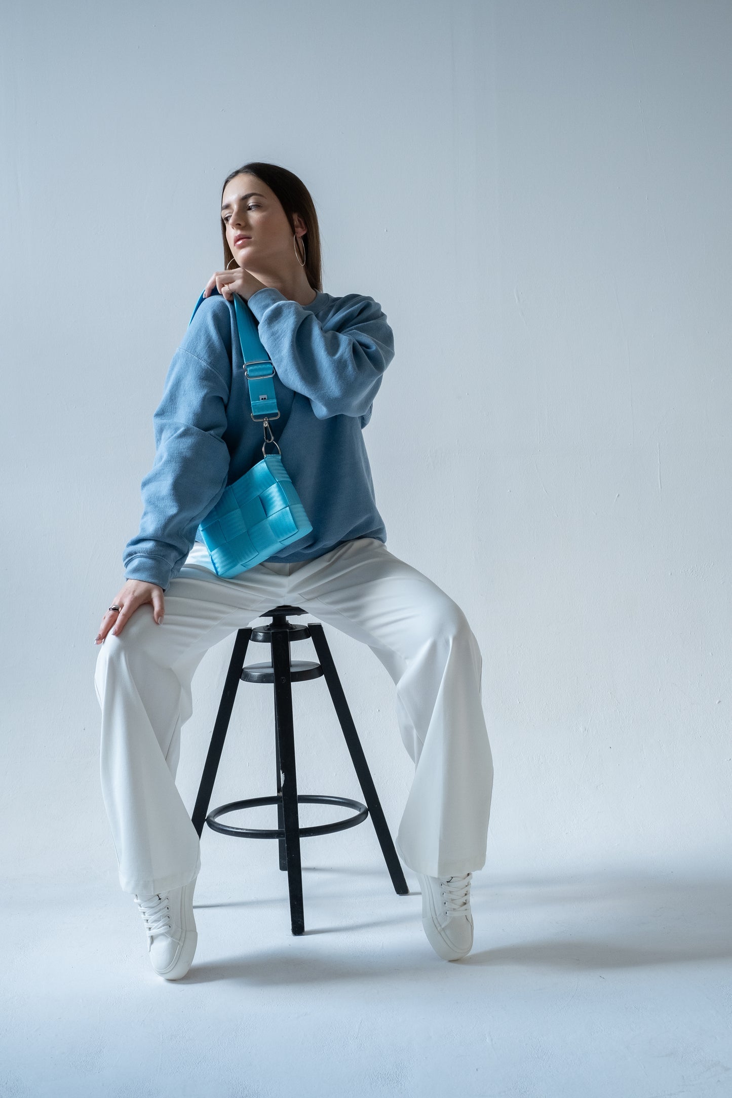 Torebka pleciona z pasów samochodowych | BABY BLUE