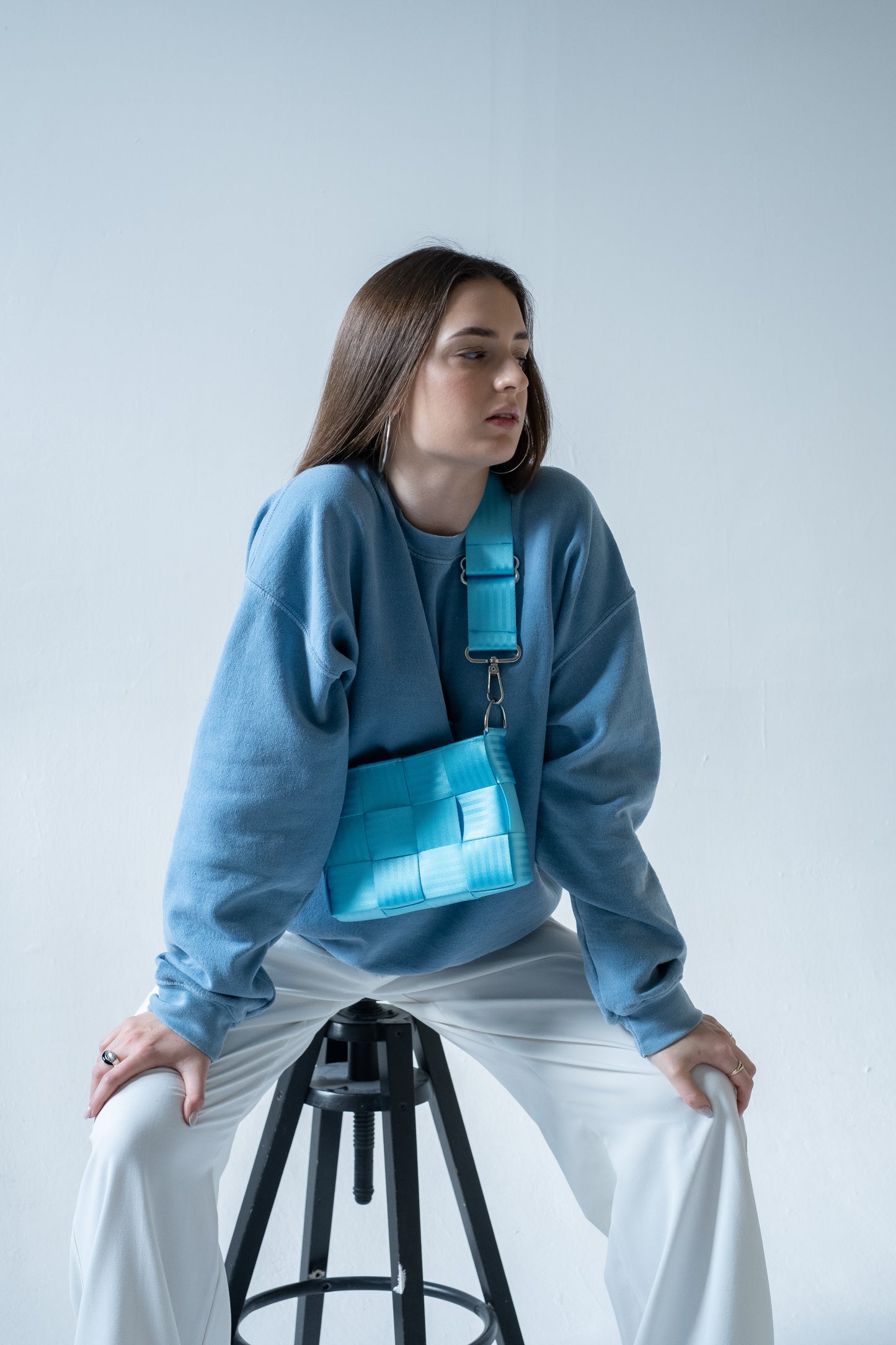 Torebka pleciona z pasów samochodowych | BABY BLUE