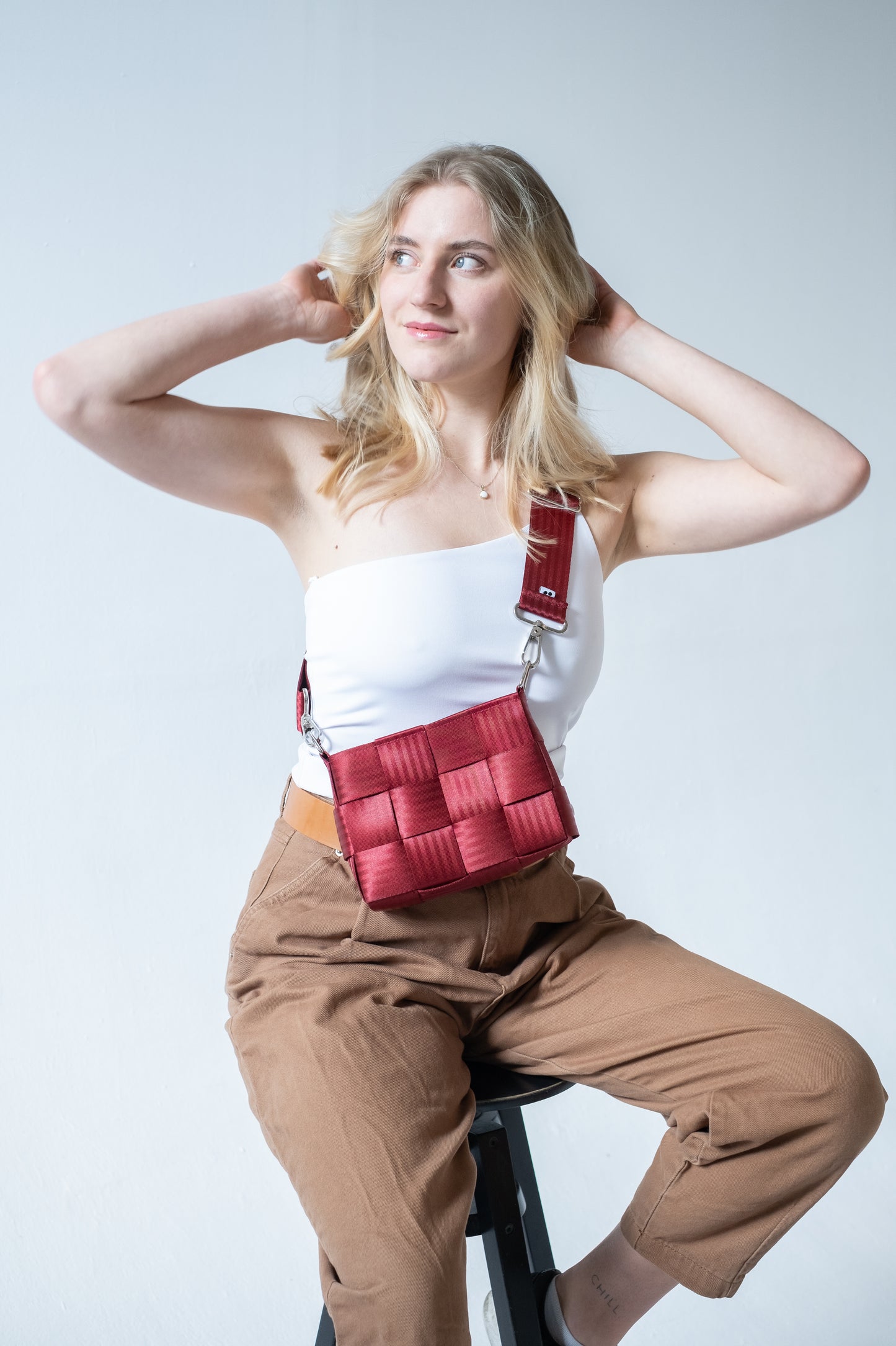 Torebka pleciona z pasów samochodowych | BORDO