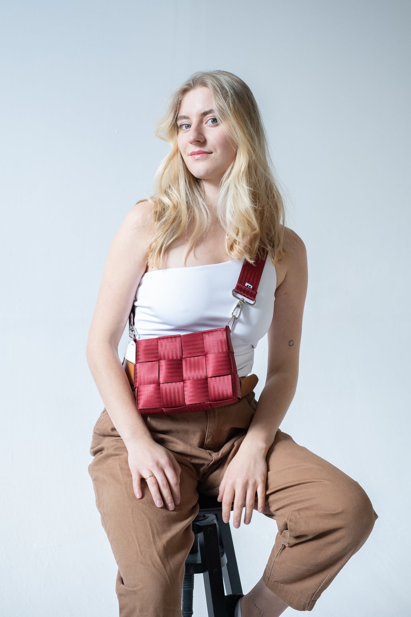 Torebka pleciona z pasów samochodowych | BORDO