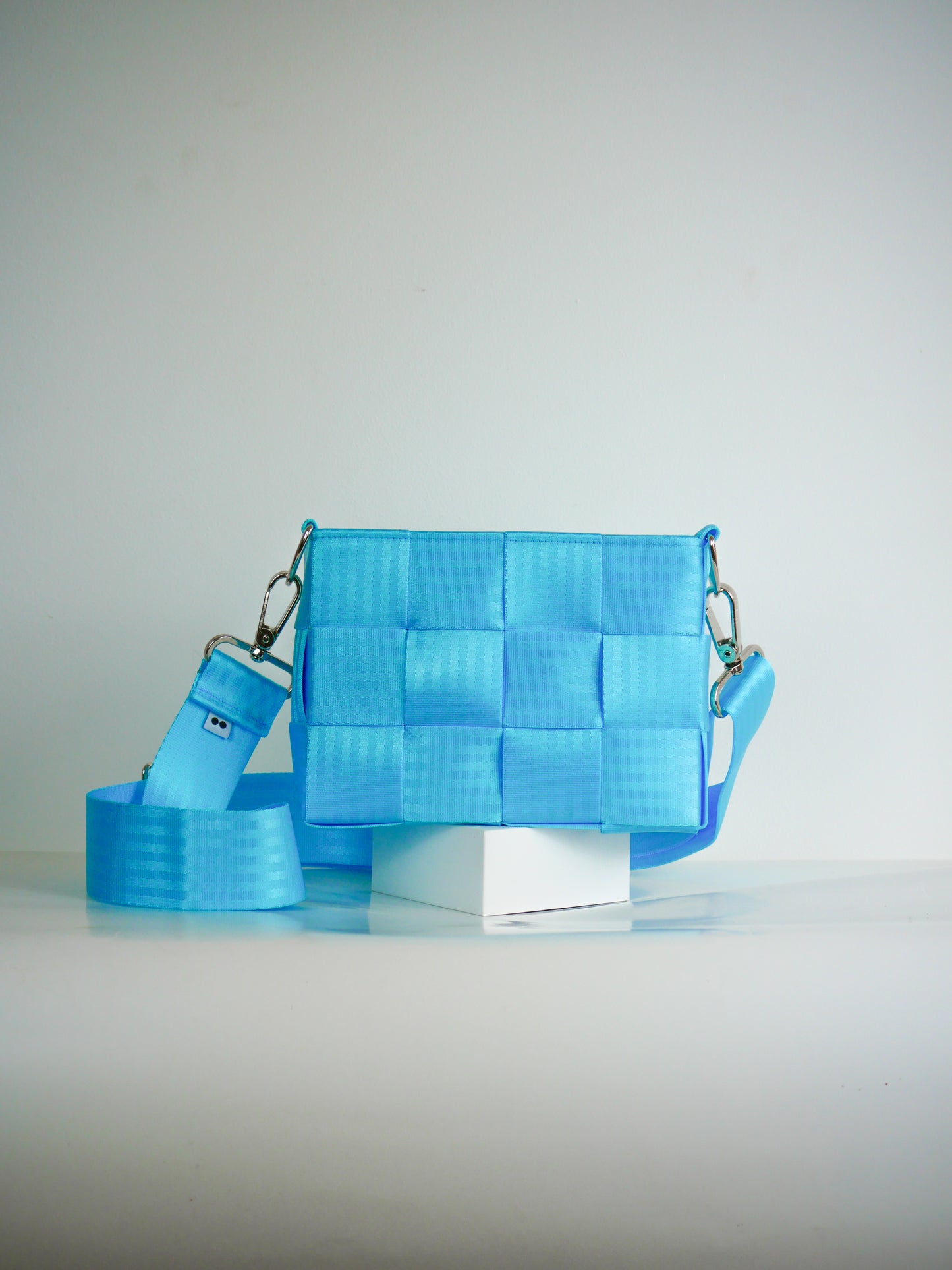 Torebka pleciona z pasów samochodowych | BABY BLUE