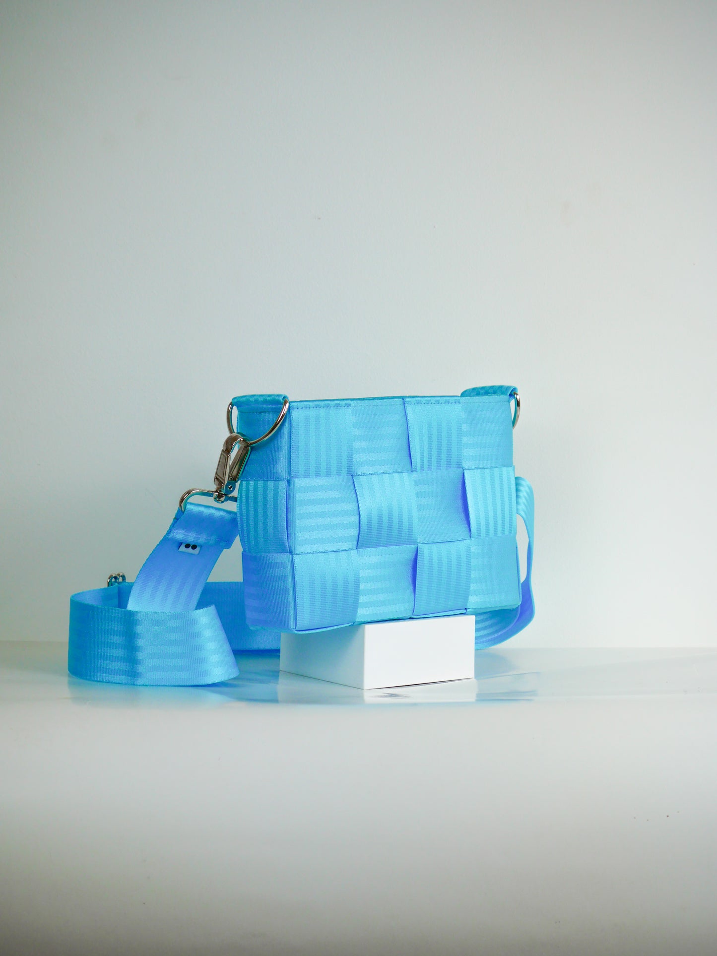 Torebka pleciona z pasów samochodowych | BABY BLUE