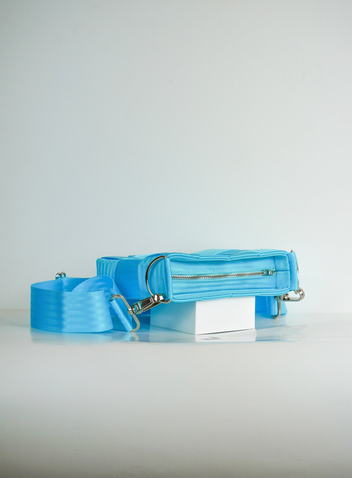 Torebka pleciona z pasów samochodowych | BABY BLUE