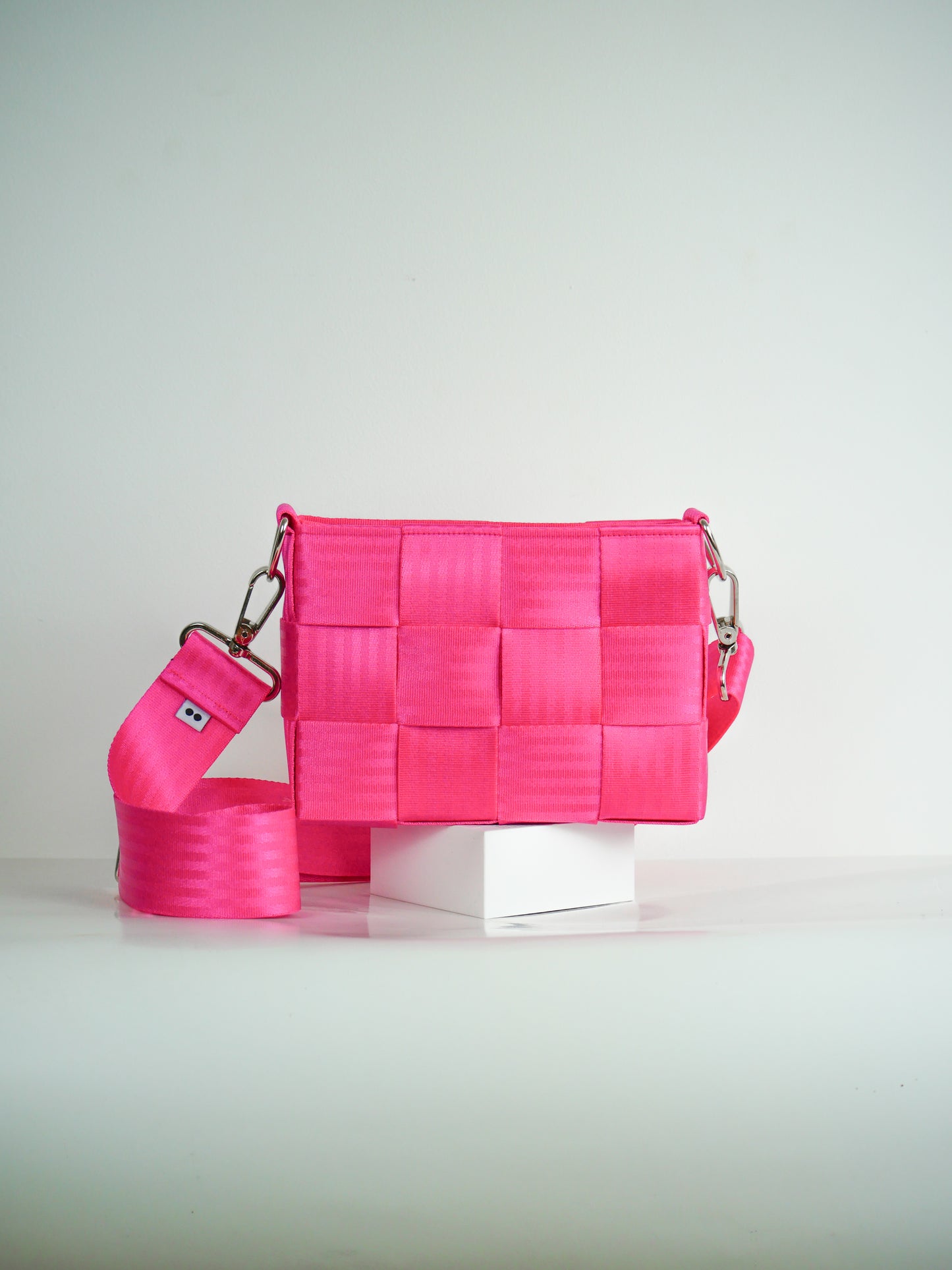 Torebka pleciona z pasów samochodowych | RÓŻ