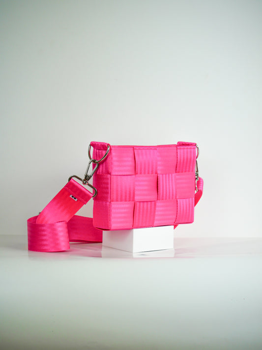 Torebka pleciona z pasów samochodowych | RÓŻ