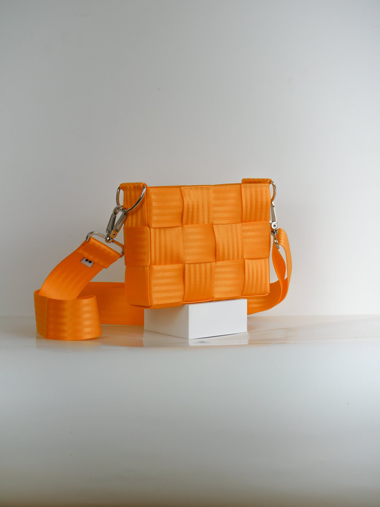 Torebka pleciona z pasów samochodowych | APEROL