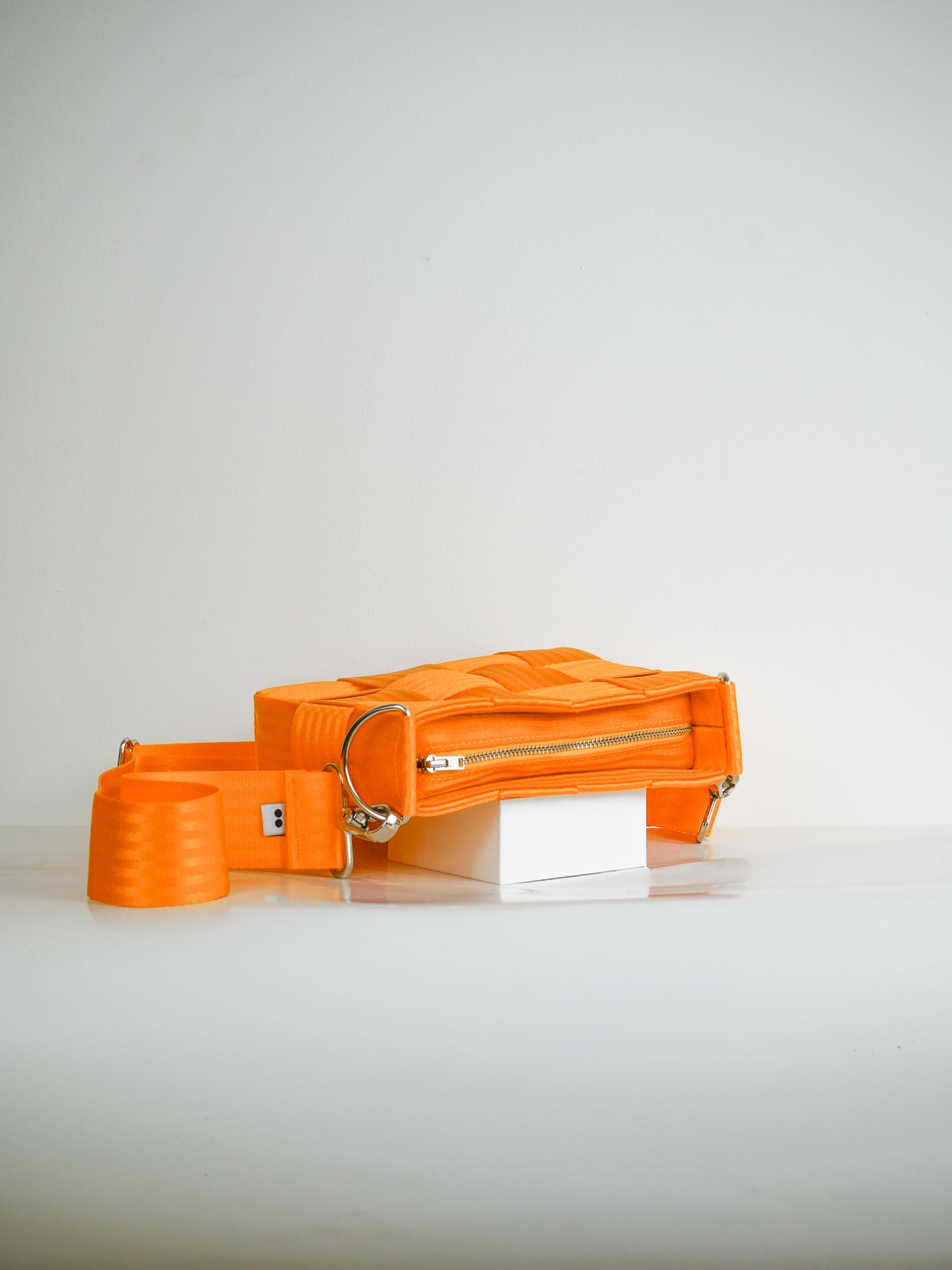 Torebka pleciona z pasów samochodowych | APEROL