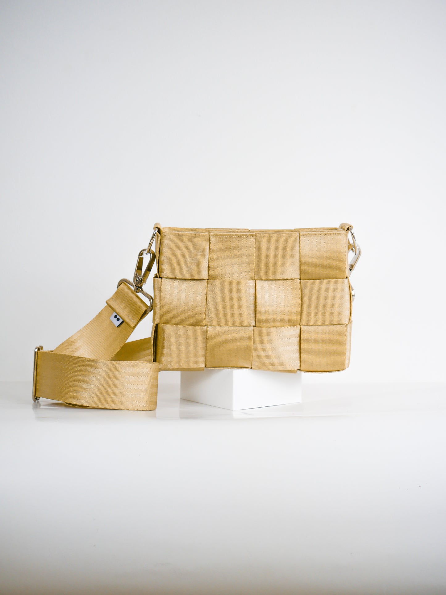 Torebka pleciona z pasów samochodowych | PIASKOWA