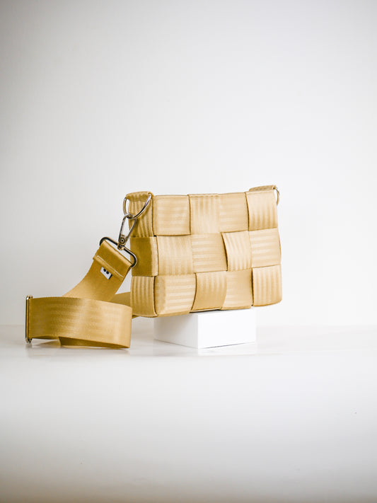 Torebka pleciona z pasów samochodowych | PIASKOWA