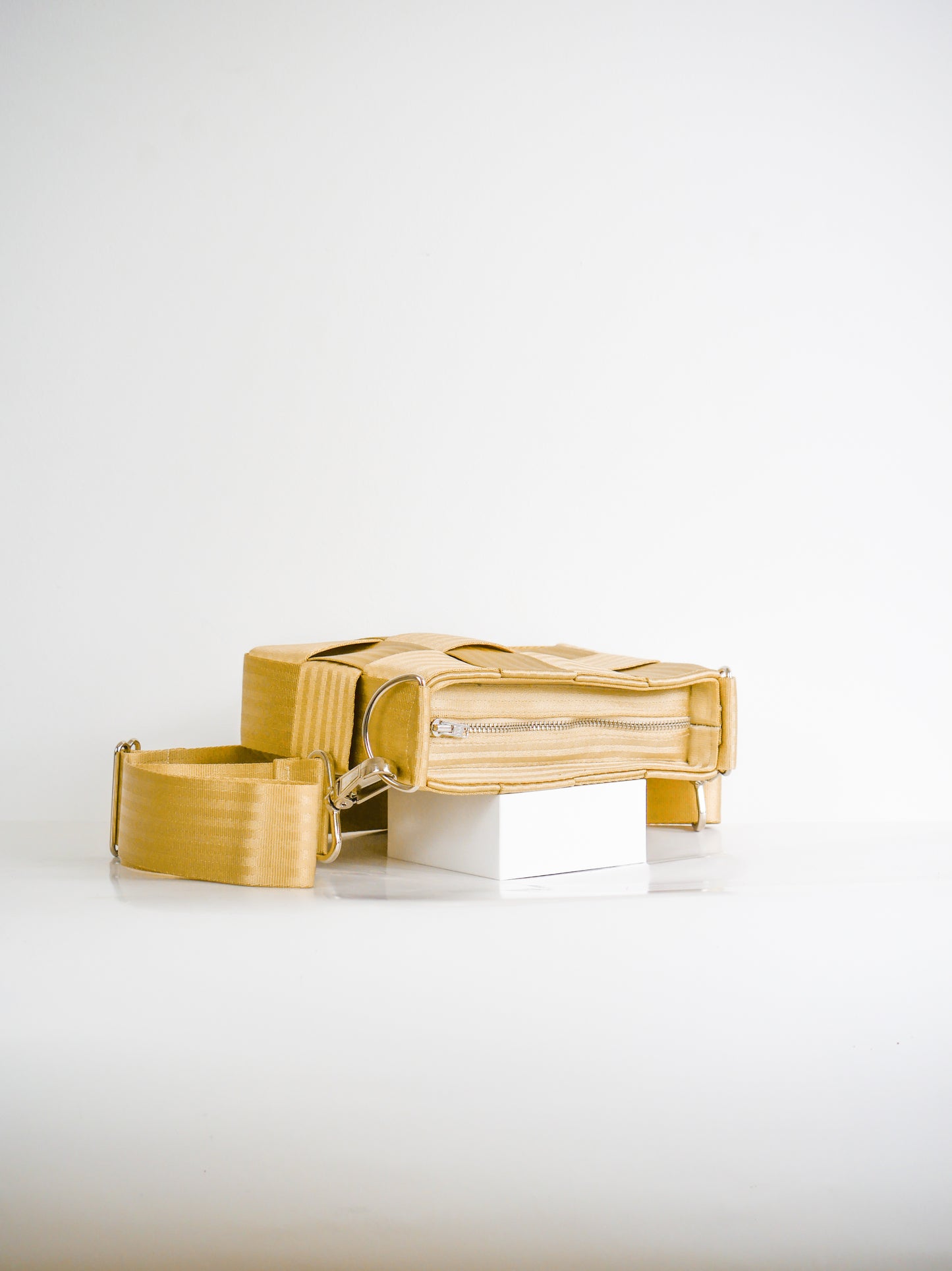 Torebka pleciona z pasów samochodowych | PIASKOWA