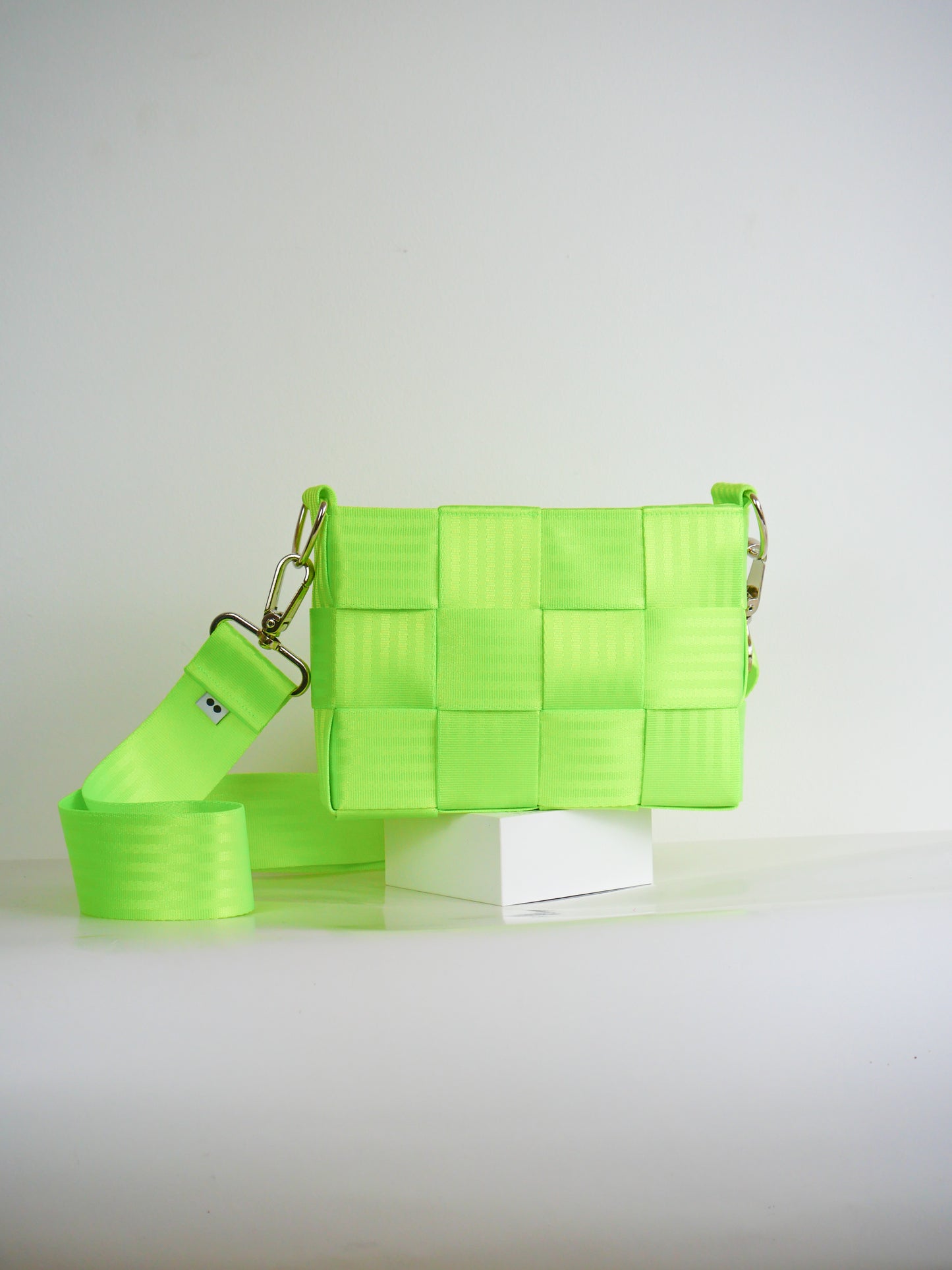 Torebka pleciona z pasów samochodowych | NEON