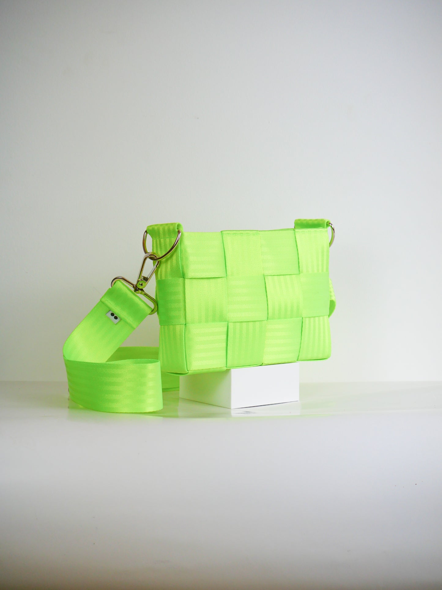 Torebka pleciona z pasów samochodowych | NEON