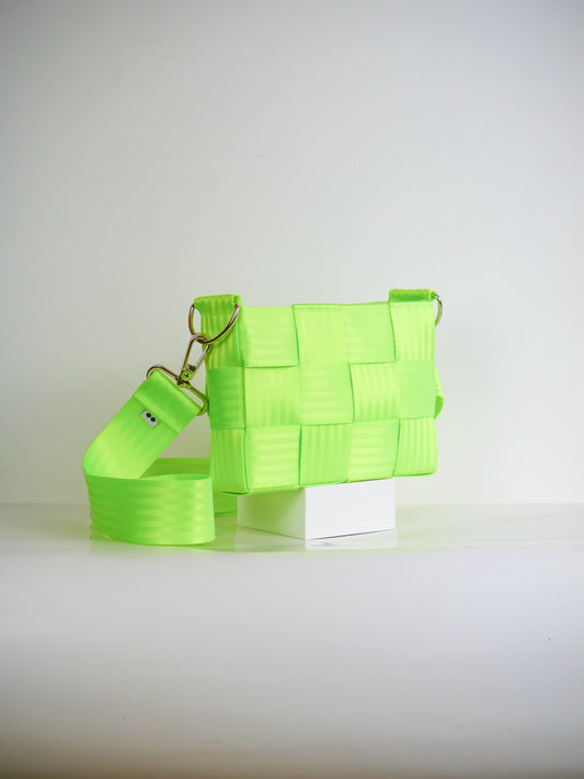 Torebka pleciona z pasów samochodowych | NEON