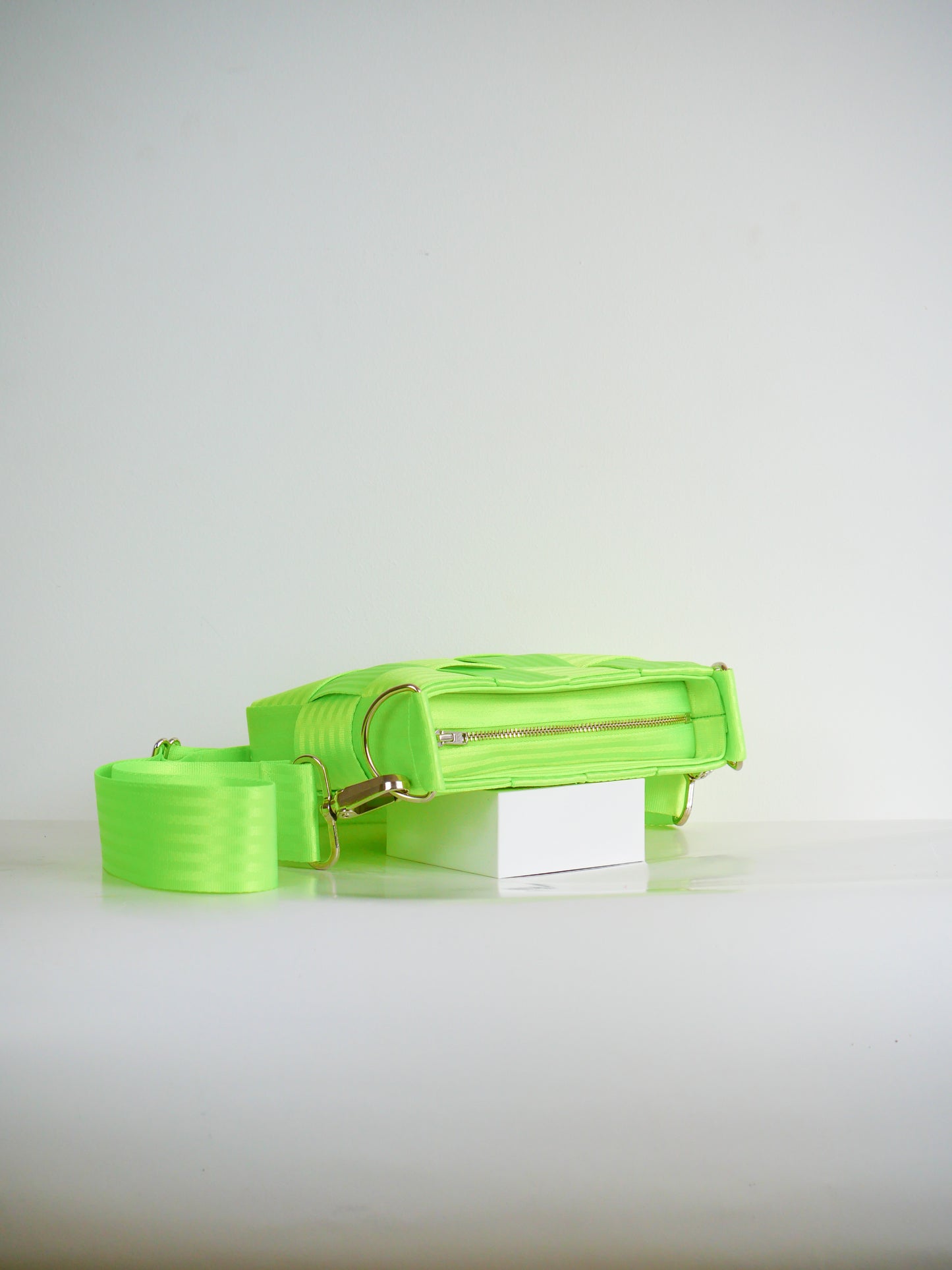 Torebka pleciona z pasów samochodowych | NEON