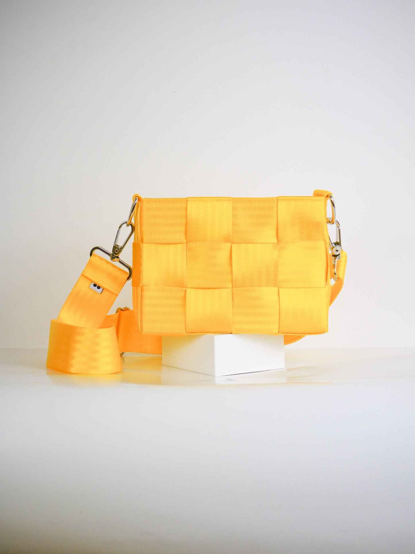 Torebka pleciona z pasów samochodowych | ŻÓŁTY