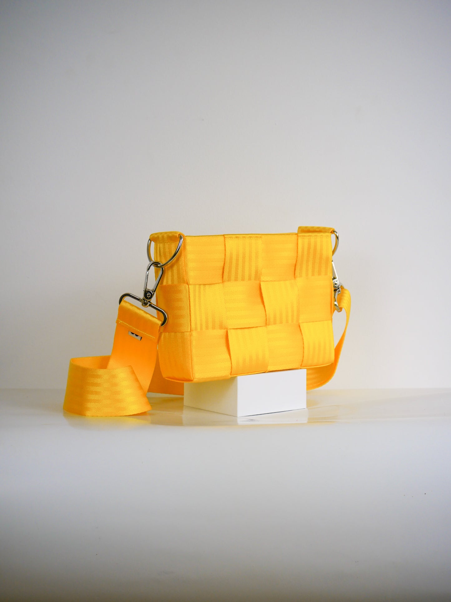 Torebka pleciona z pasów samochodowych | ŻÓŁTY