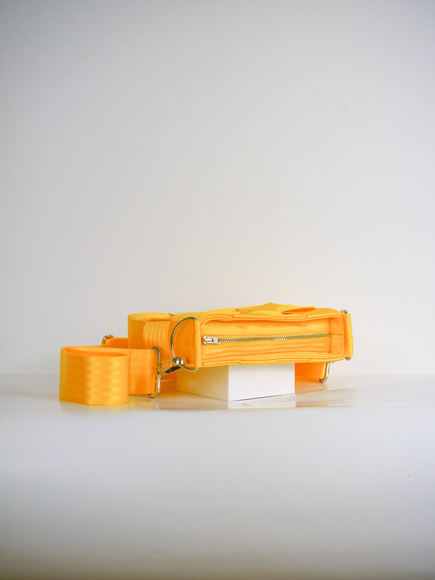 Torebka pleciona z pasów samochodowych | ŻÓŁTY