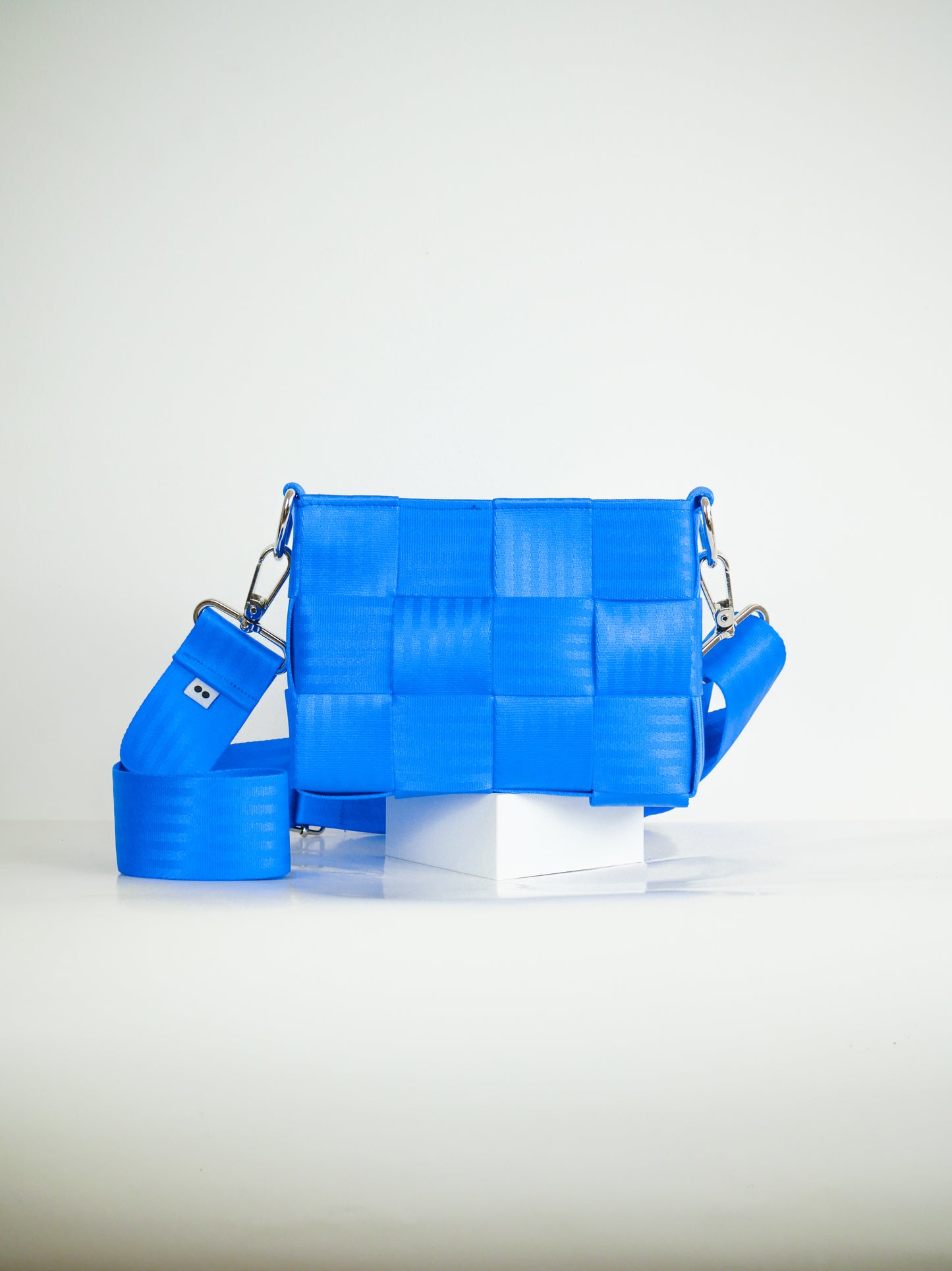 Torebka pleciona z pasów samochodowych | KOBALT