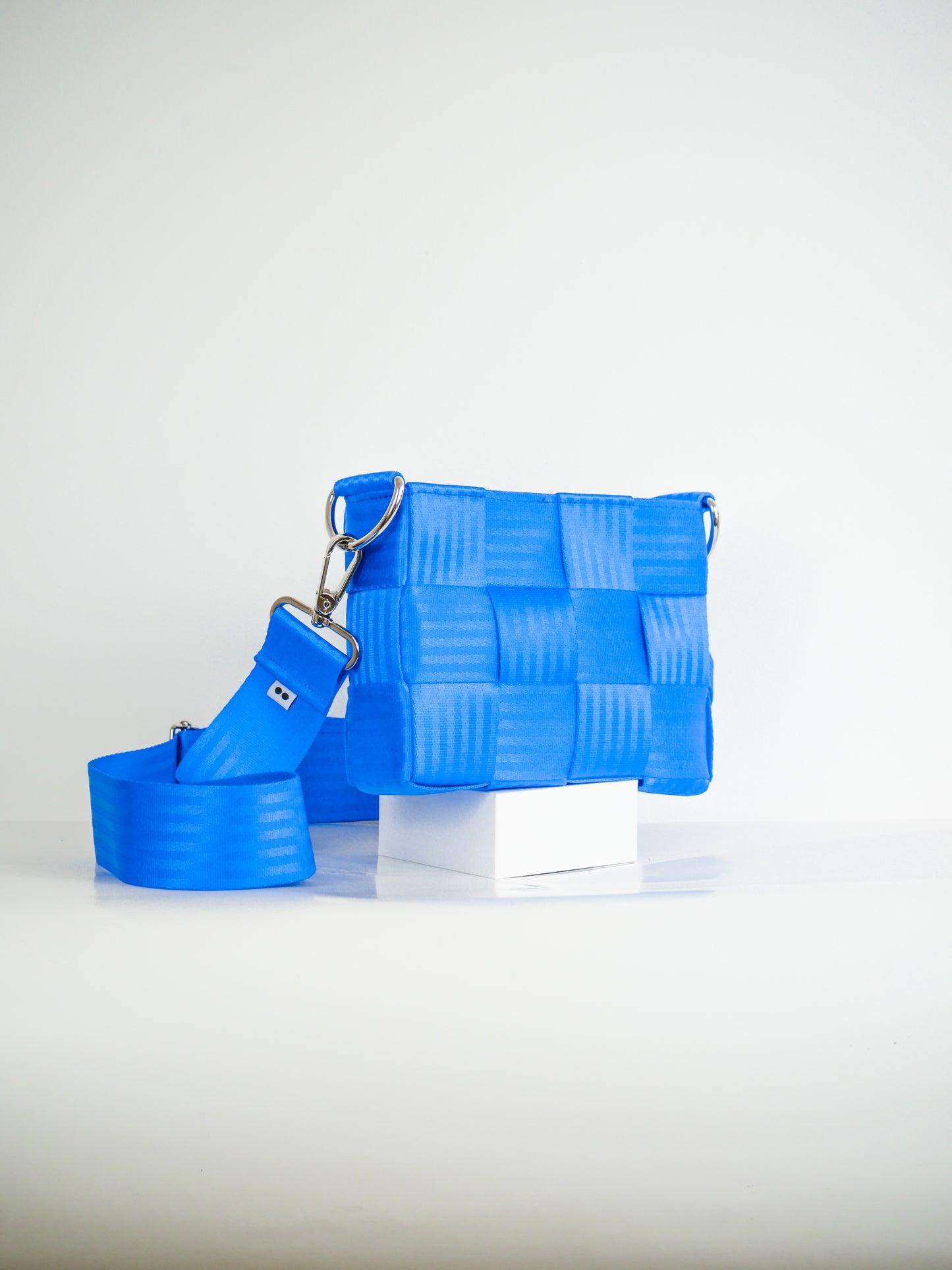 Torebka pleciona z pasów samochodowych | KOBALT