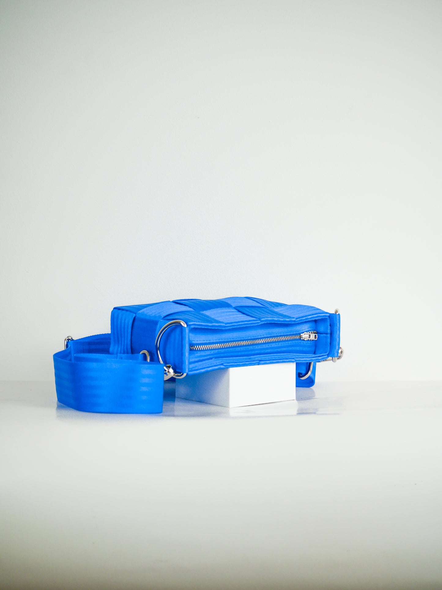 Torebka pleciona z pasów samochodowych | KOBALT