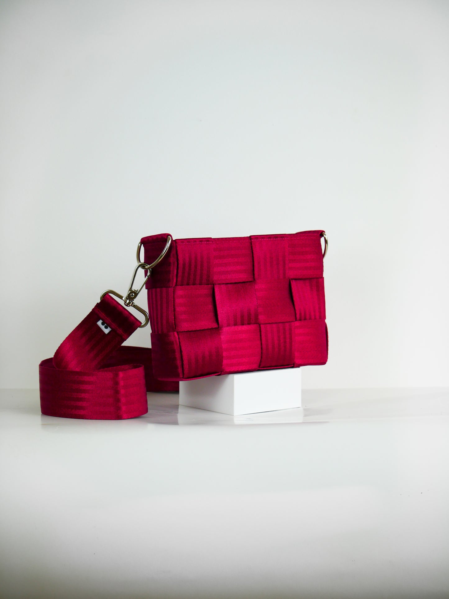 Torebka pleciona z pasów samochodowych | BORDO