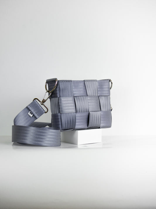 Torebka pleciona z pasów samochodowych | GOŁĘBIA SZAROŚĆ