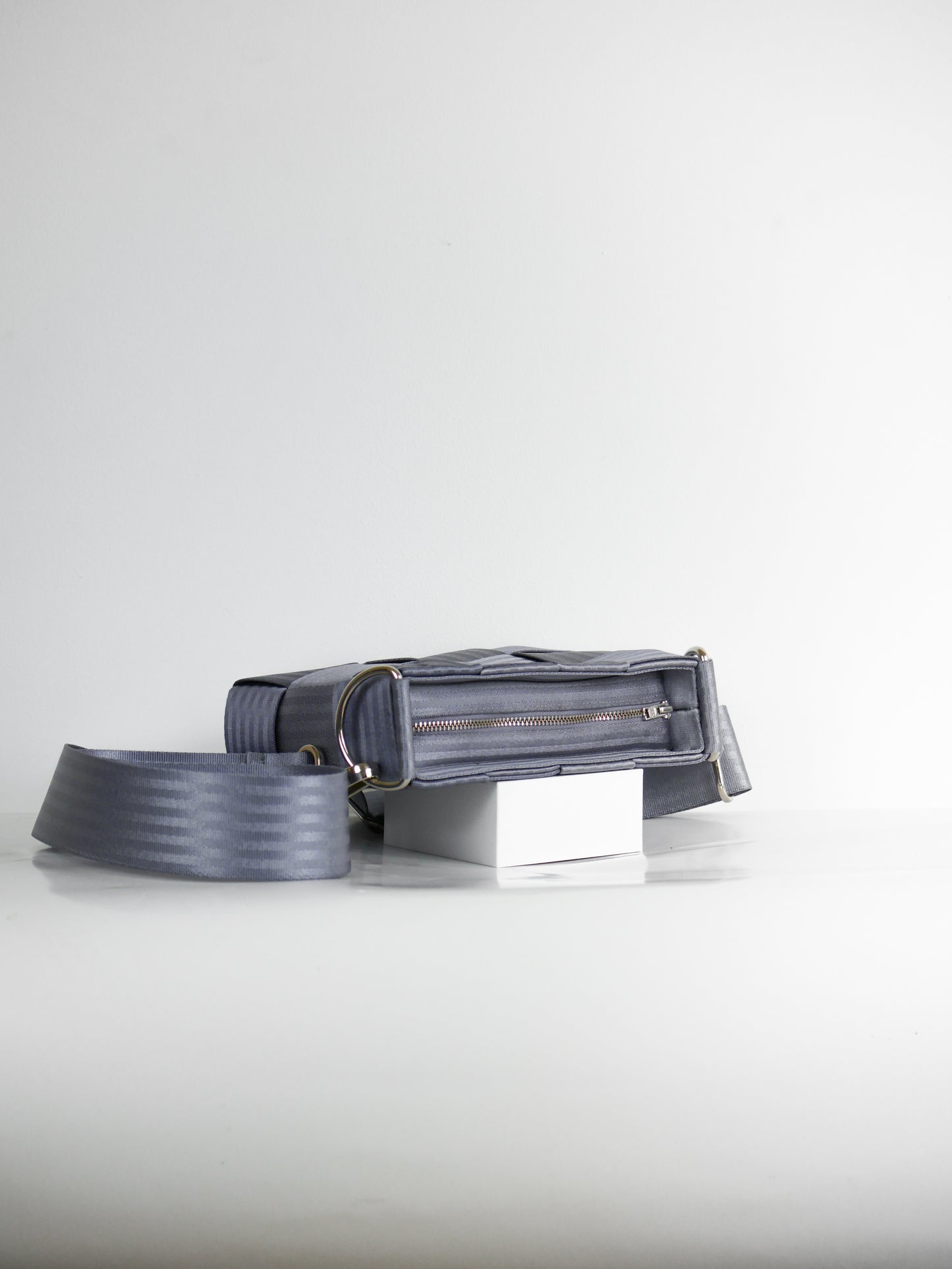 Torebka pleciona z pasów samochodowych | GOŁĘBIA SZAROŚĆ